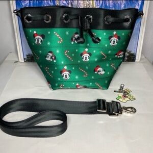 Disney parks x harveys Medium Park Hopper / Mickey & Minnie Christmas bucket bag